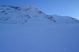 a tu je pohľad do severnej steny Weisseespitze. super lezecká ladovcová cesta a pri vhodných snehovych podmienkach super terén na extrémne lyzovanie. má 450 m dlzku a 50 - 55 stupnov. V tomto dárume sa to nedalo lyzovat bol to totalne cisty lad. Ale slint